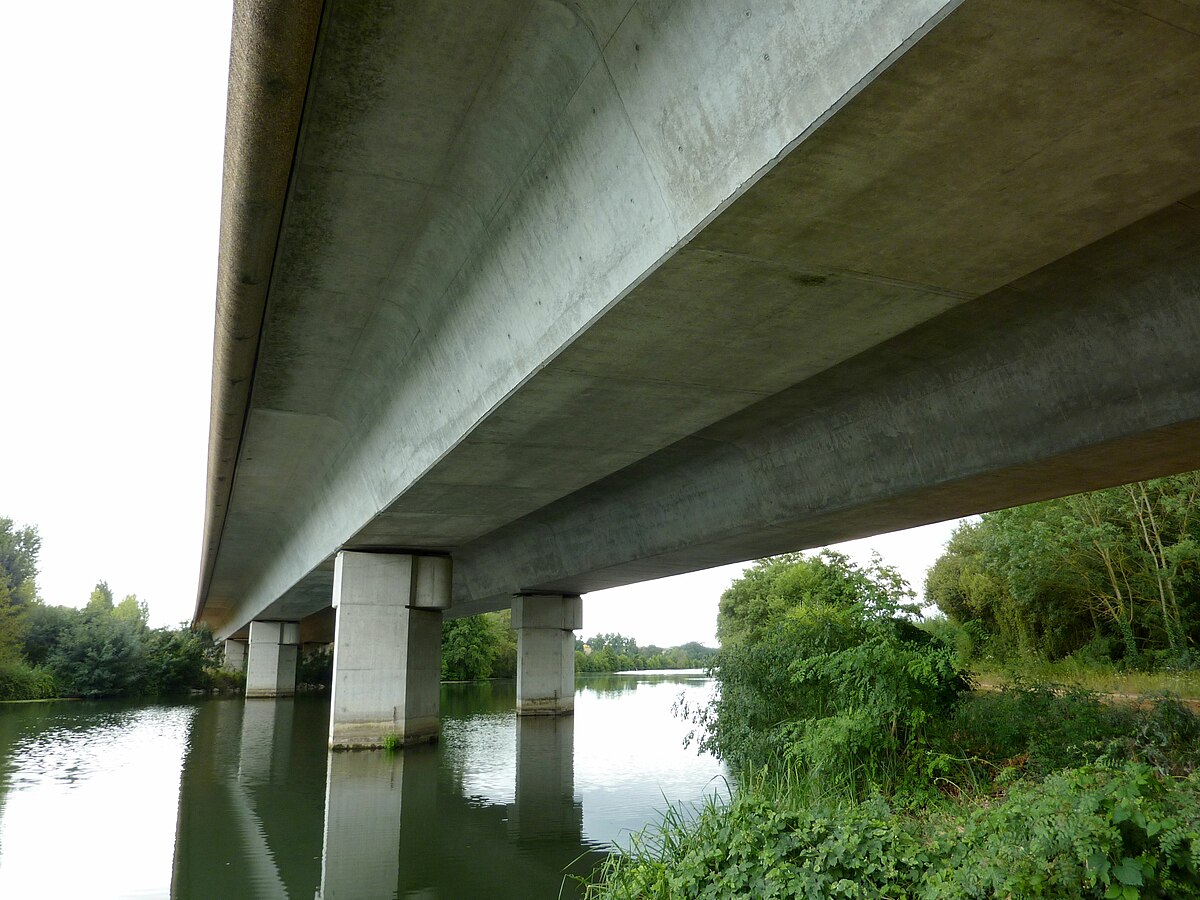Pont de l'A11 sur le Loir-1.jpg