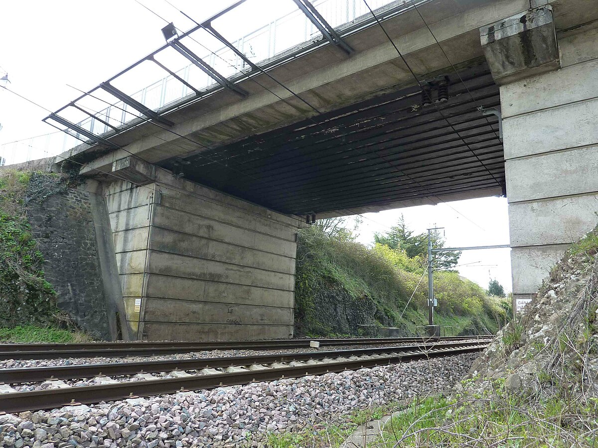 Pont ferroviaire à poutrelles enrobées.jpg