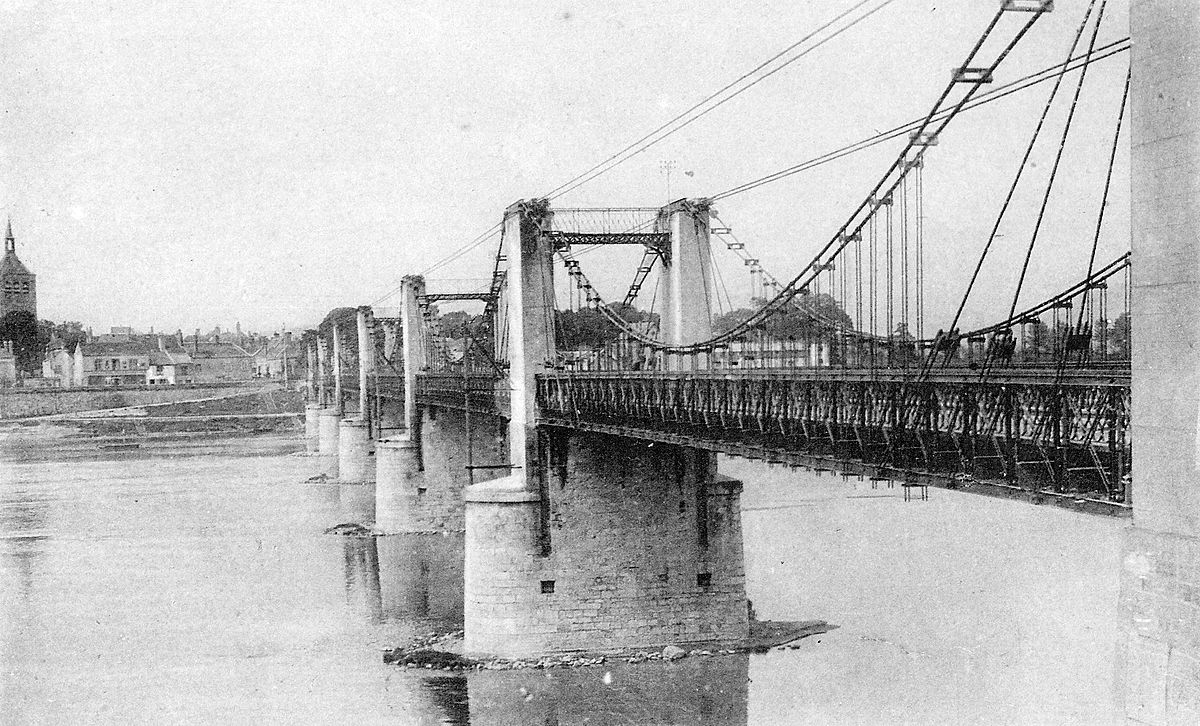 Pont suspendu Jargeau.jpg