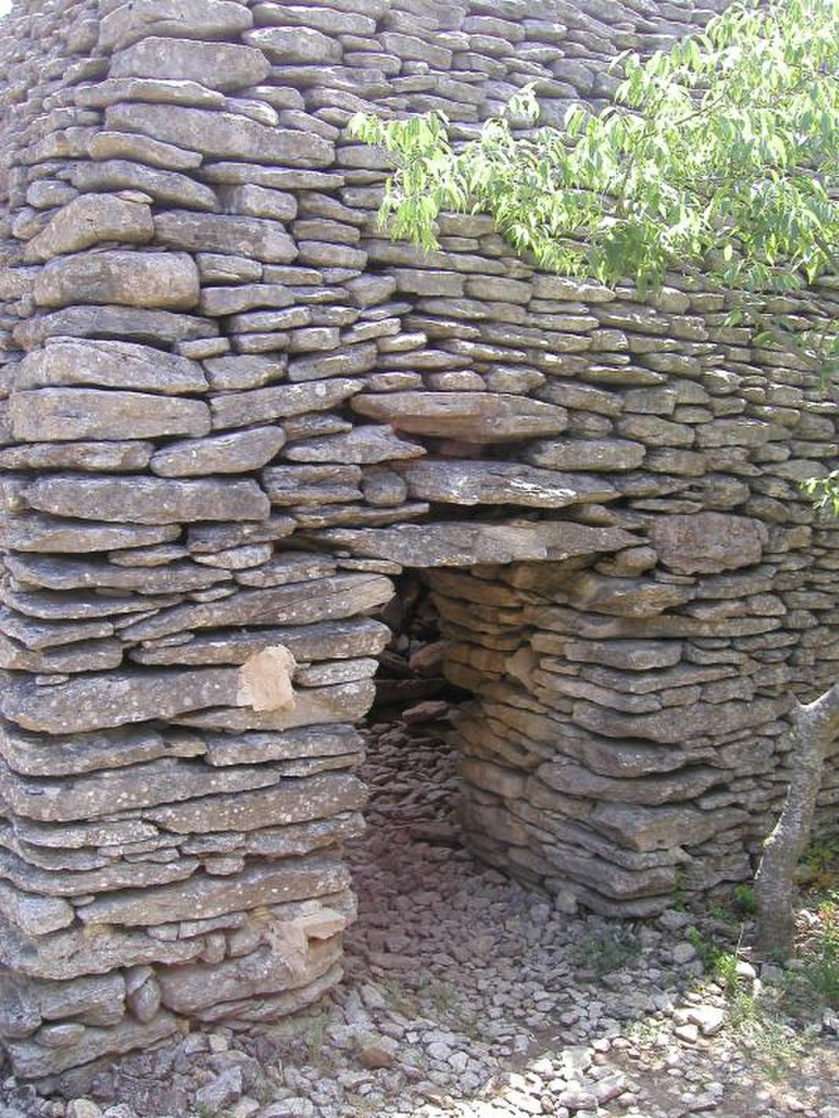 Entrée d'une nef : noter le système de décharge au-dessus du linteau
