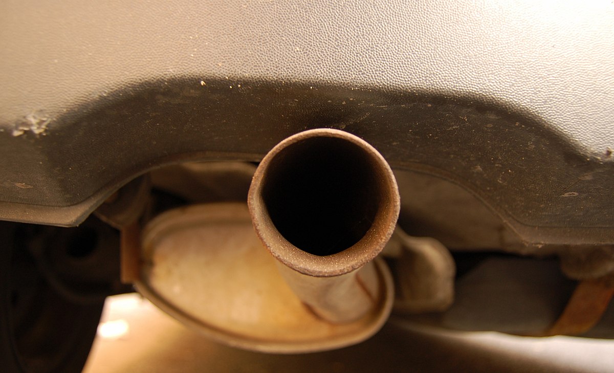 Le pot d'échappement canalise les gaz chauds, atténue le bruit de l'échappement et est éventuellement équipé d'un filtre ou d'un système catalytique réduisant l'émission de certains polluants.