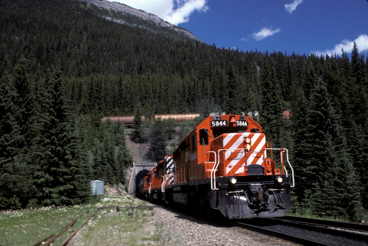 Le CPR 5844 émerge du tunnel en spirale inférieur, passant sous son propre train, 1986. Photo David R. Spencer