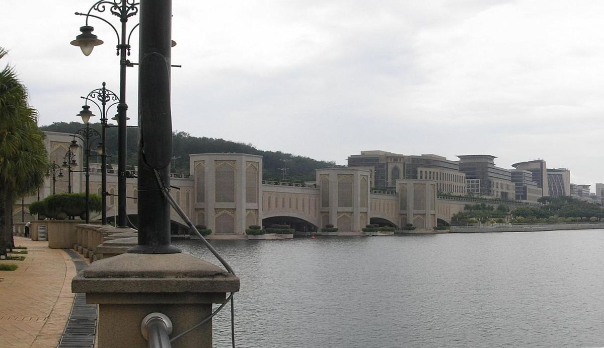 Putrajaya panorama Jan 2007b.JPG