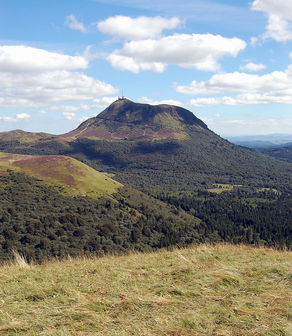 Le puy de Dôme depuis le sommet du puy de Côme