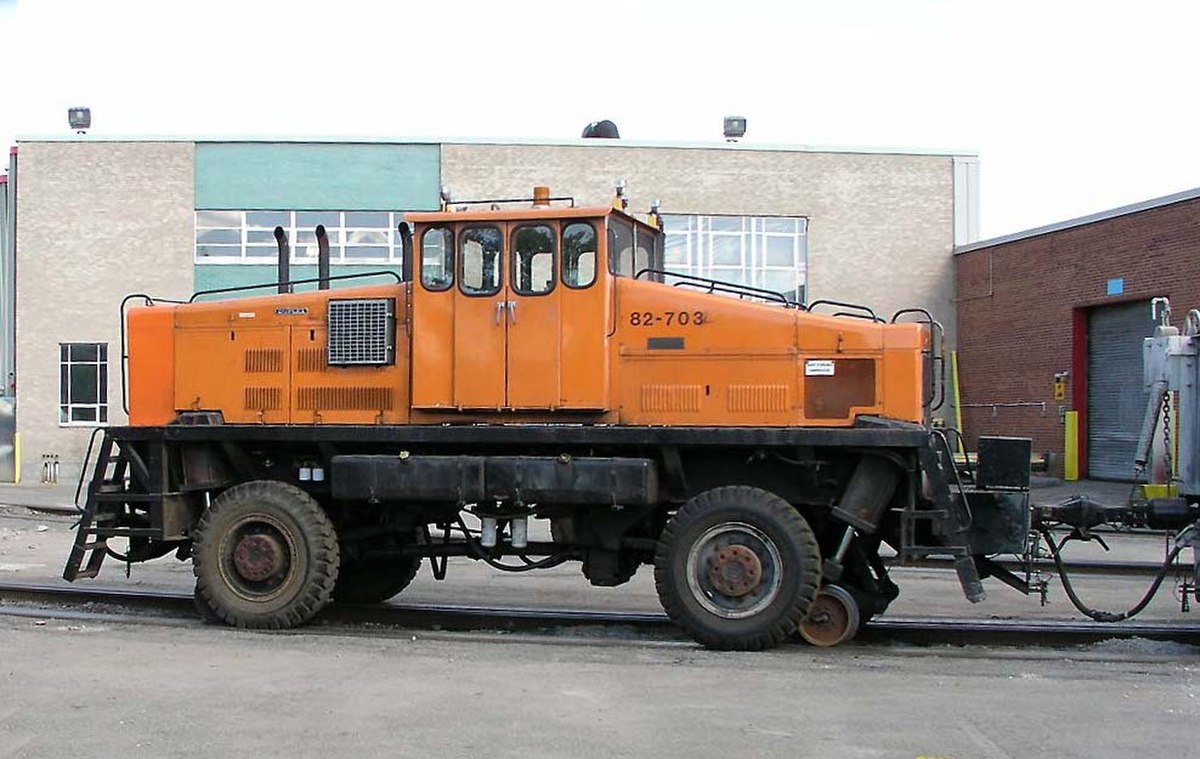 Les trains de travaux lourds sont tirés par des gros tracteurs tels que ce vieux «Duplex» (1966). La traction s’effectue par les pneumatiques tandis que le guidage est assuré par les roues à boudin escamotables. Il peut circuler sur la route.