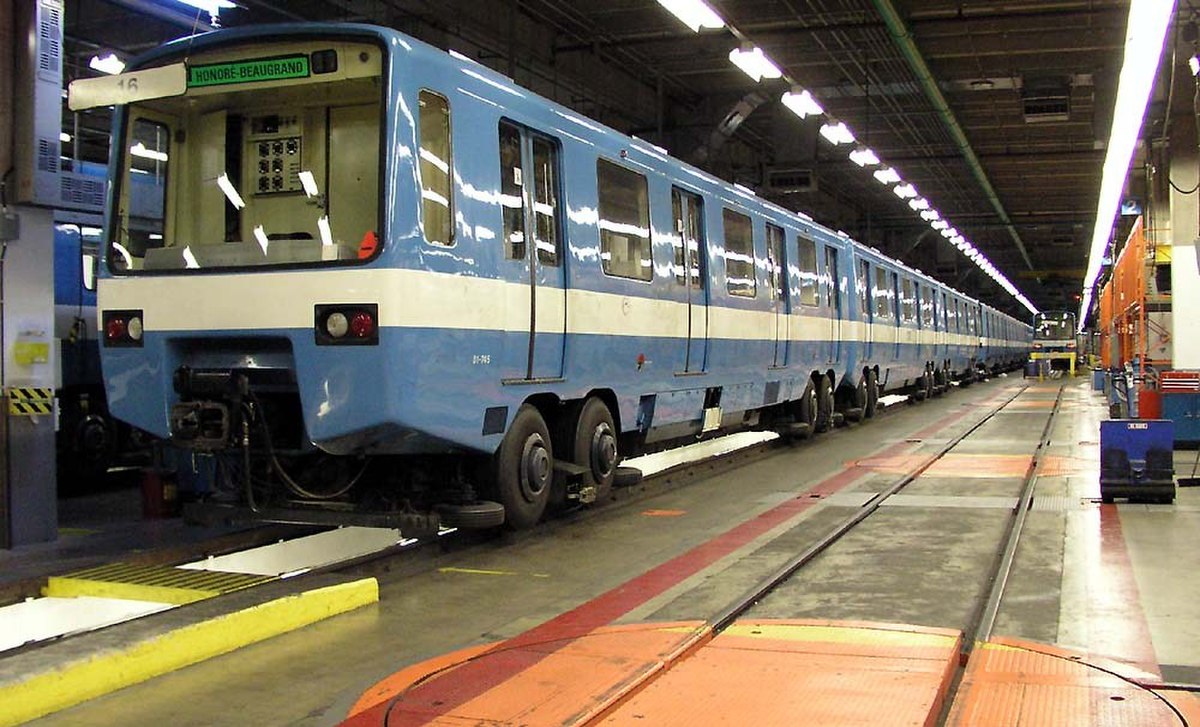 Une vieille rame MR-63 au garage Beaugrand. Notez au premier-plan la plaque tournante pour changer les bogies.