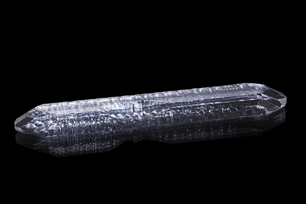 Mono cristal quartz artificiel fabriqué par méthode hydrothermale. (19.2 x 2.8 cm )