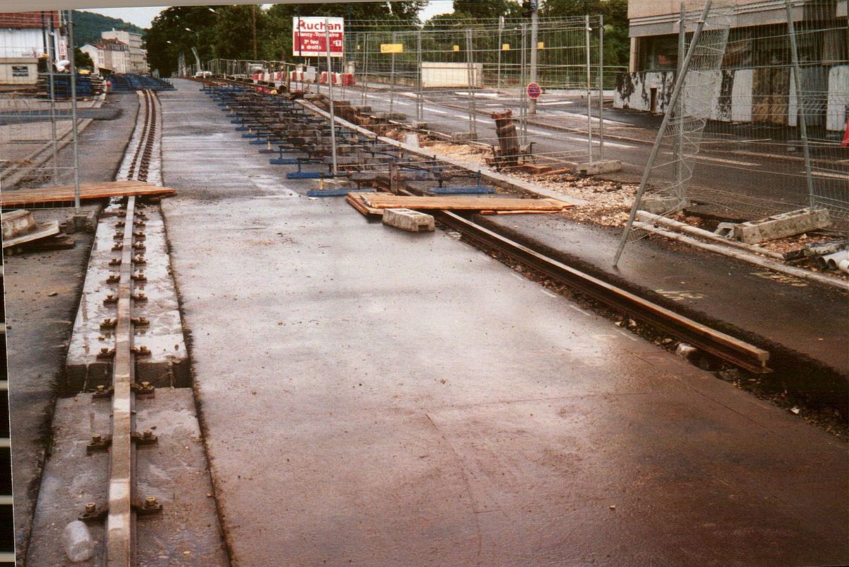 La construction du nouveau réseau : le dressage du rail de guidage de chacune des deux voies
