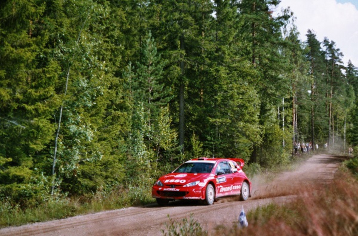 Henning Solberg pilotant sa 206 WRC durant la saison 2004