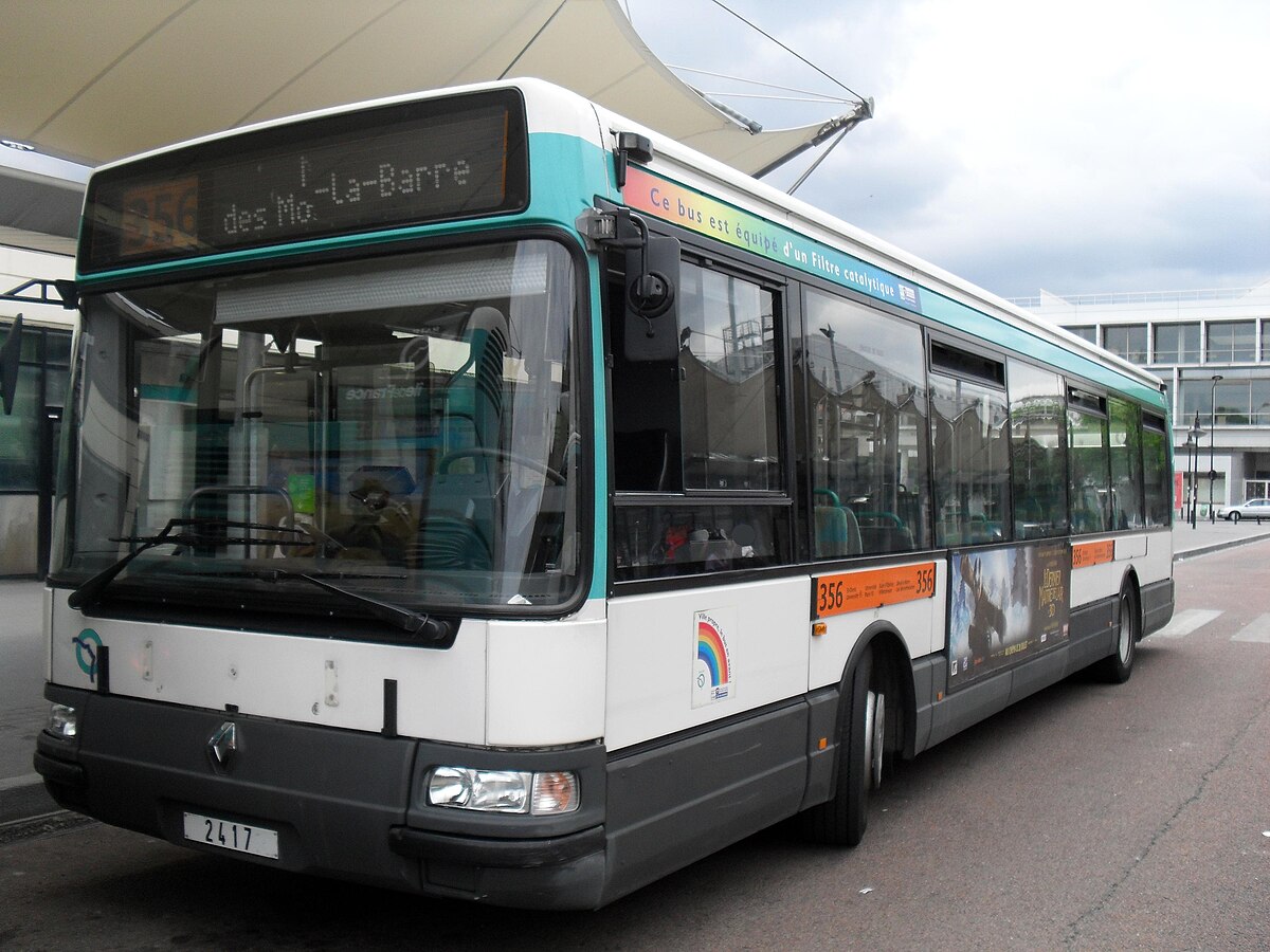 RATP356 StDenisUniversitéMétro.JPG