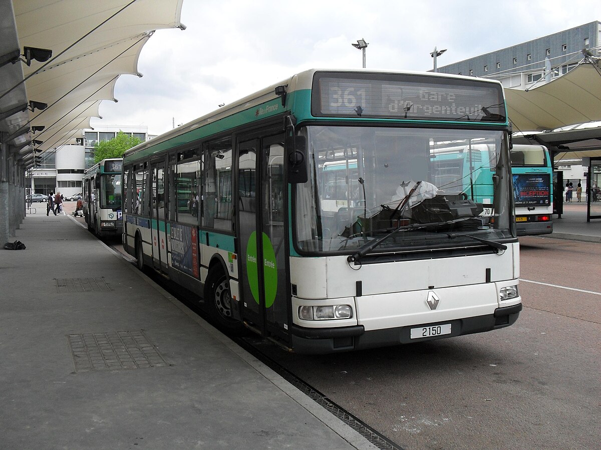 RATP361 StDenisUniversitéMétro.JPG