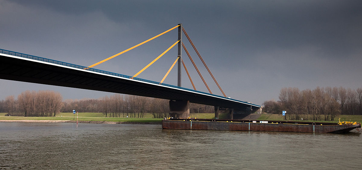 Rheinbrücke Neuenkamp.jpg