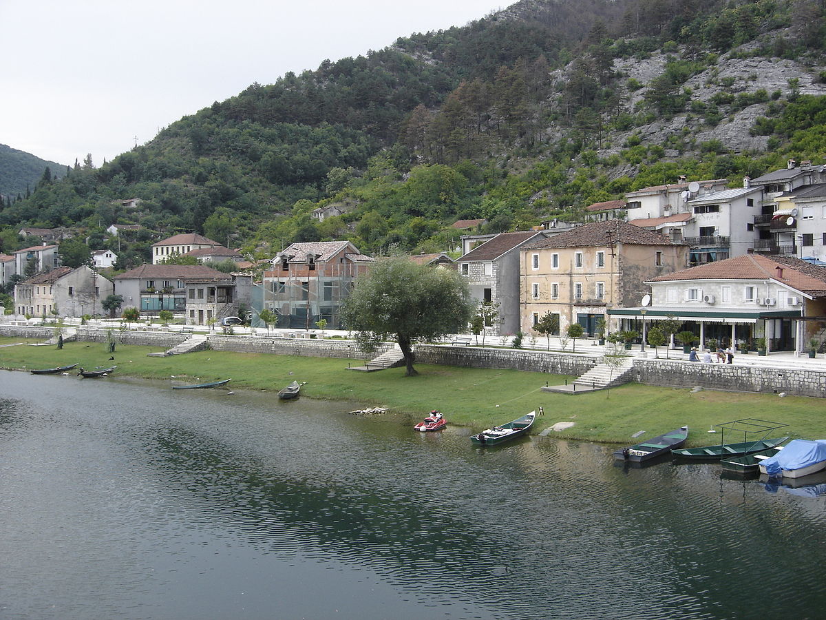 Vue du quai prise sur le vieux pont