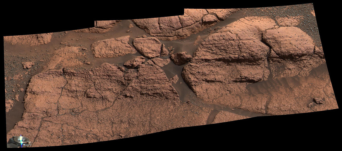 Image composite du rocher « El Capitan » vu par la caméra panoramique (PanCam) du rover Opportunity en bordure du cratère Eagle, dans la région de Meridiani Planum, en février 2004. C'est sur ce rocher qu'ont été caractérisées des sphérules d'hématite, a priori formées en milieu aqueux.