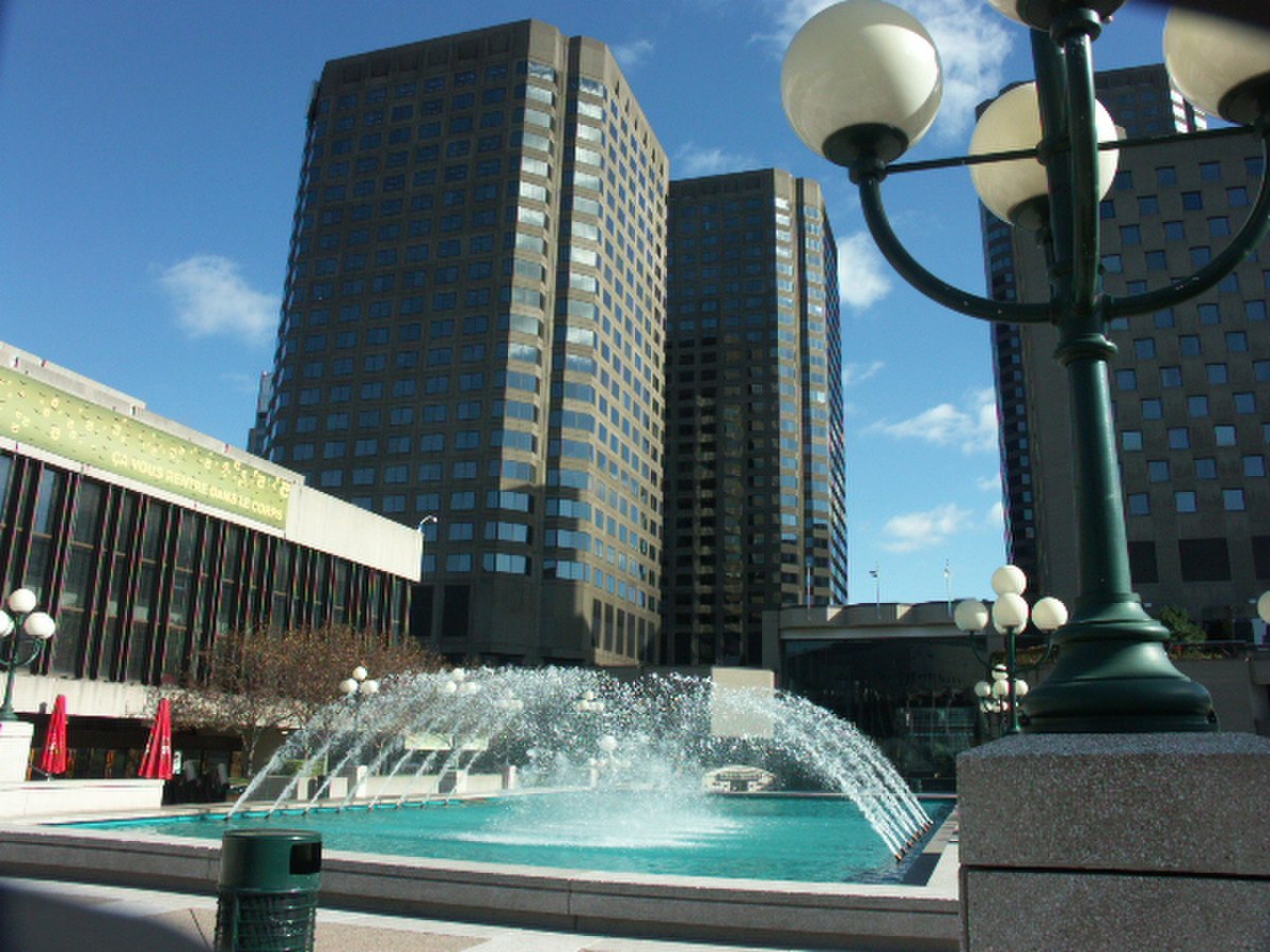 Fontaine sur le toit de la Place des Arts