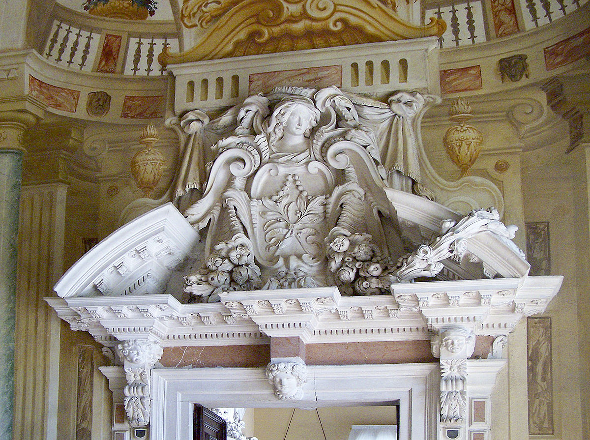 Rotonda broken pediment.jpg
