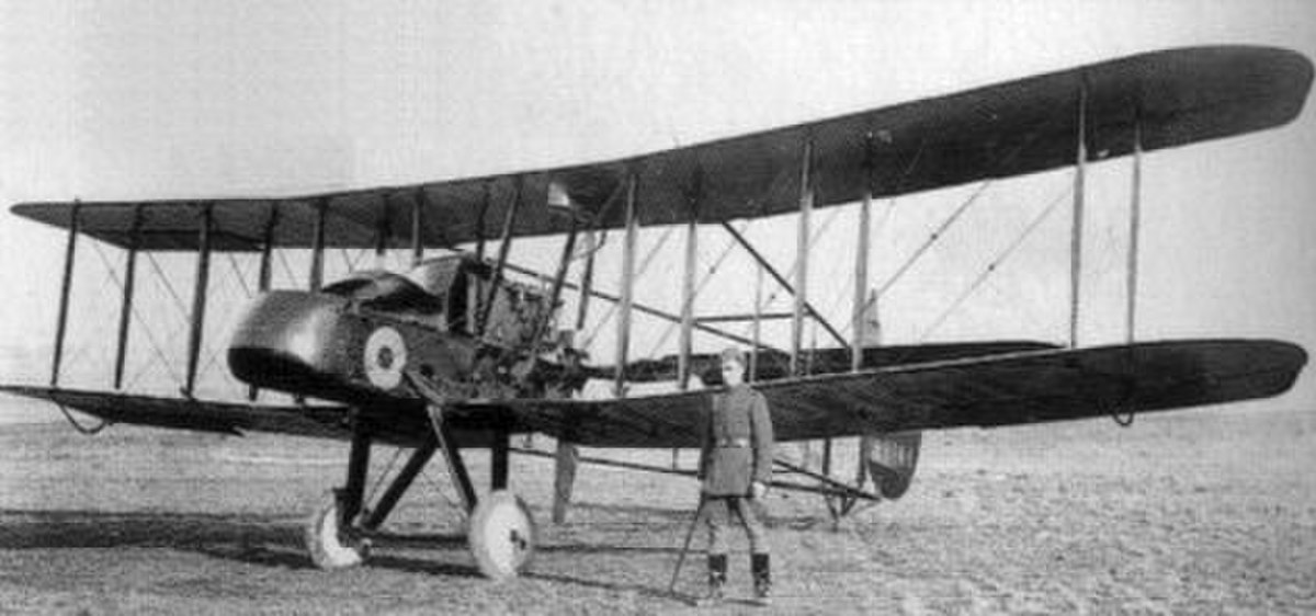 Cette vue d'un F.E.2b permet de comparer la taille de l'avion à la taille d'un homme.