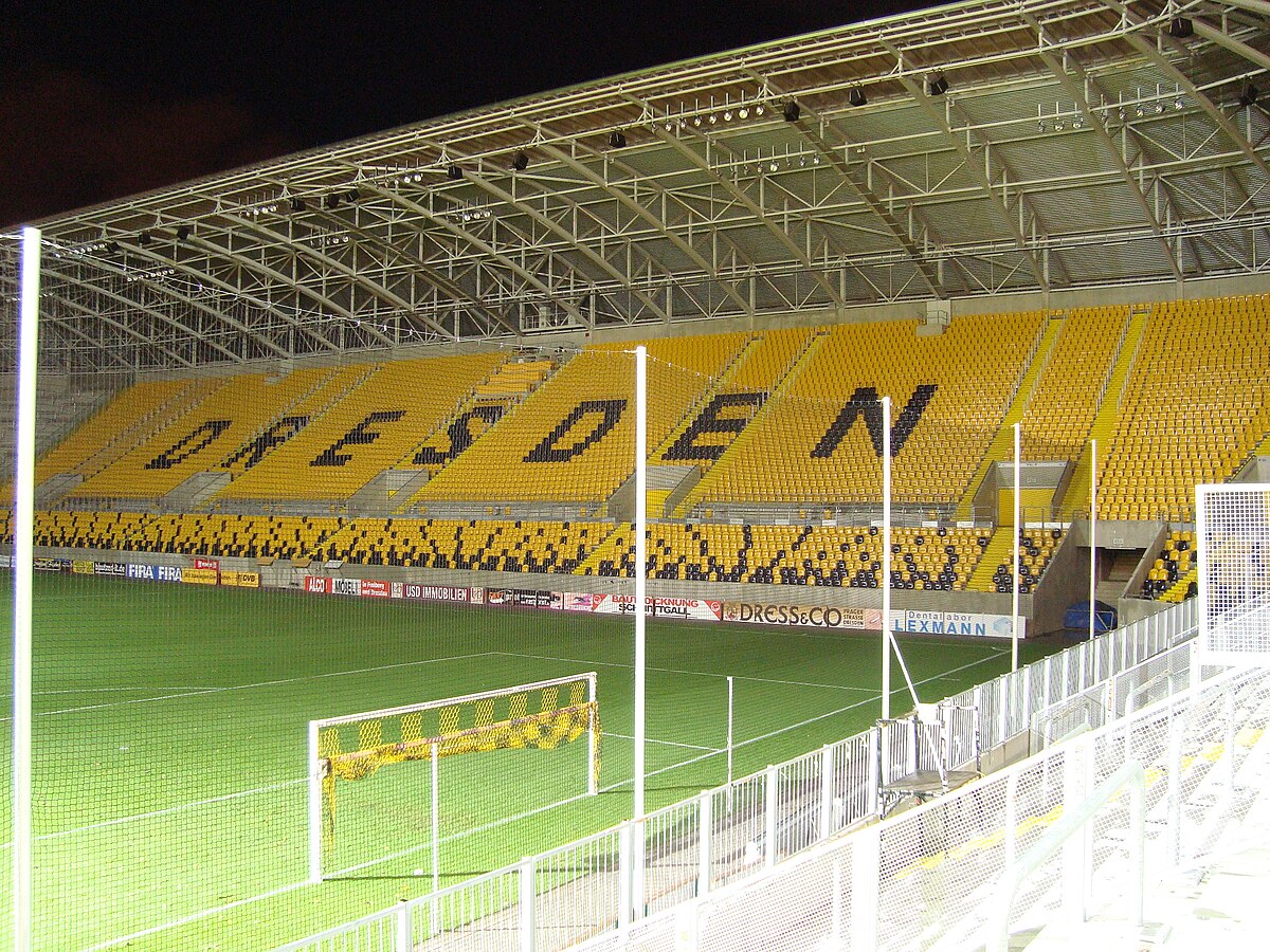 Rudolf Harbig Stadion Tribüne West Stand November 2009.jpg
