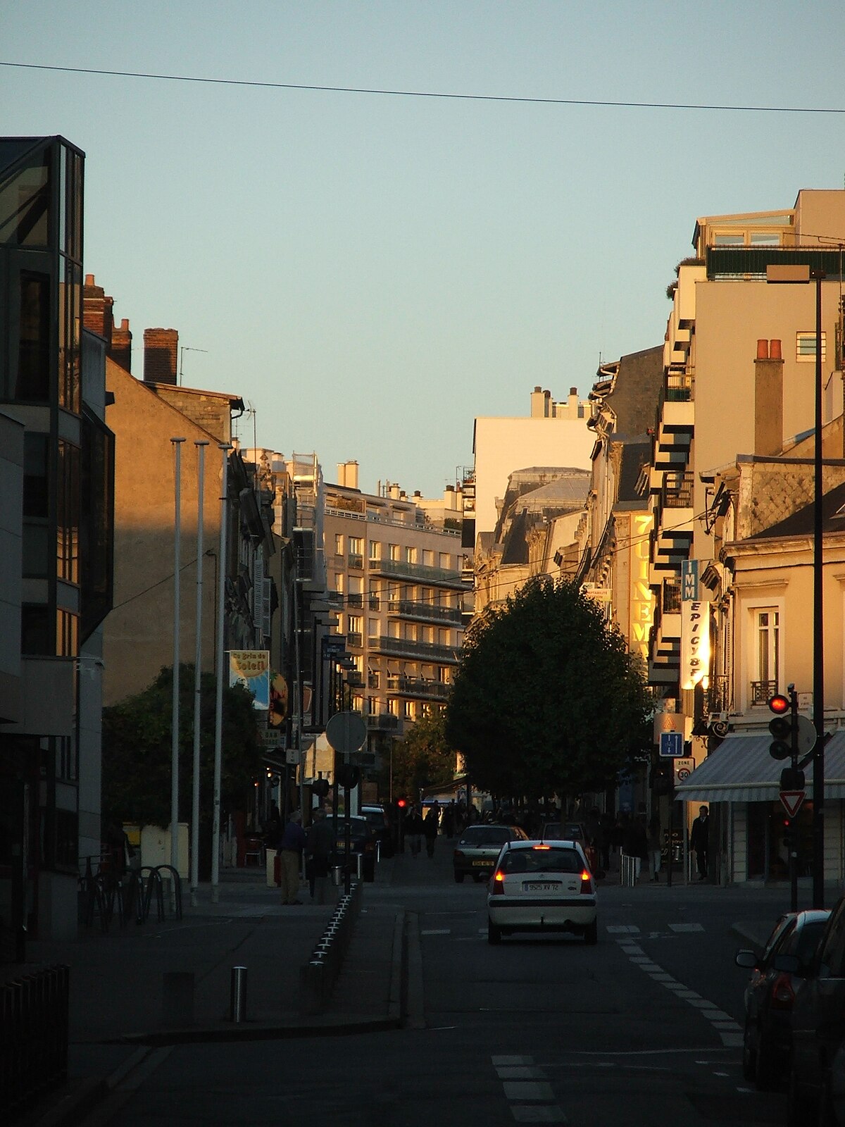 La rue du port au soleil couchant