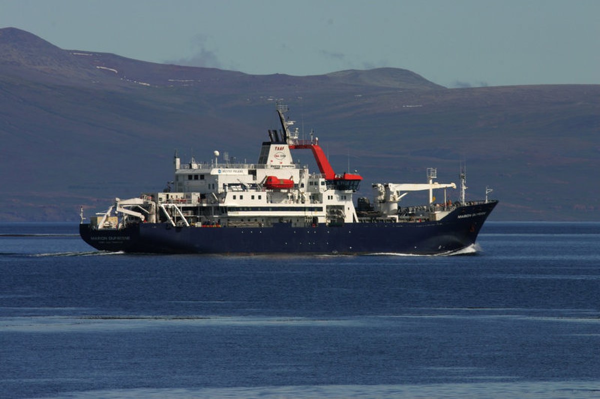 Le Marion Dufresne dans l'archipel des Kerguelen.