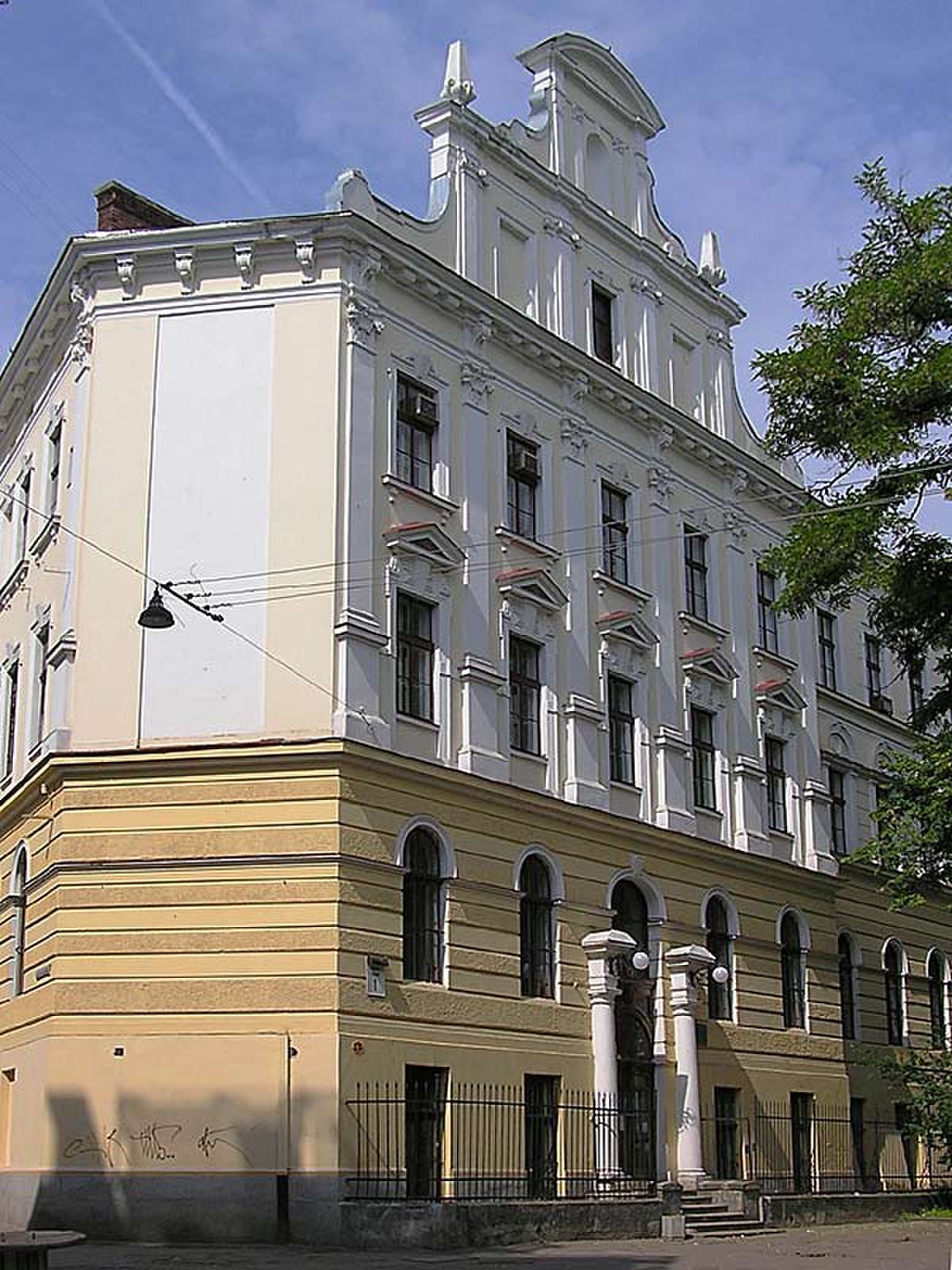 Sacre Coeur in Lviv left side.jpg