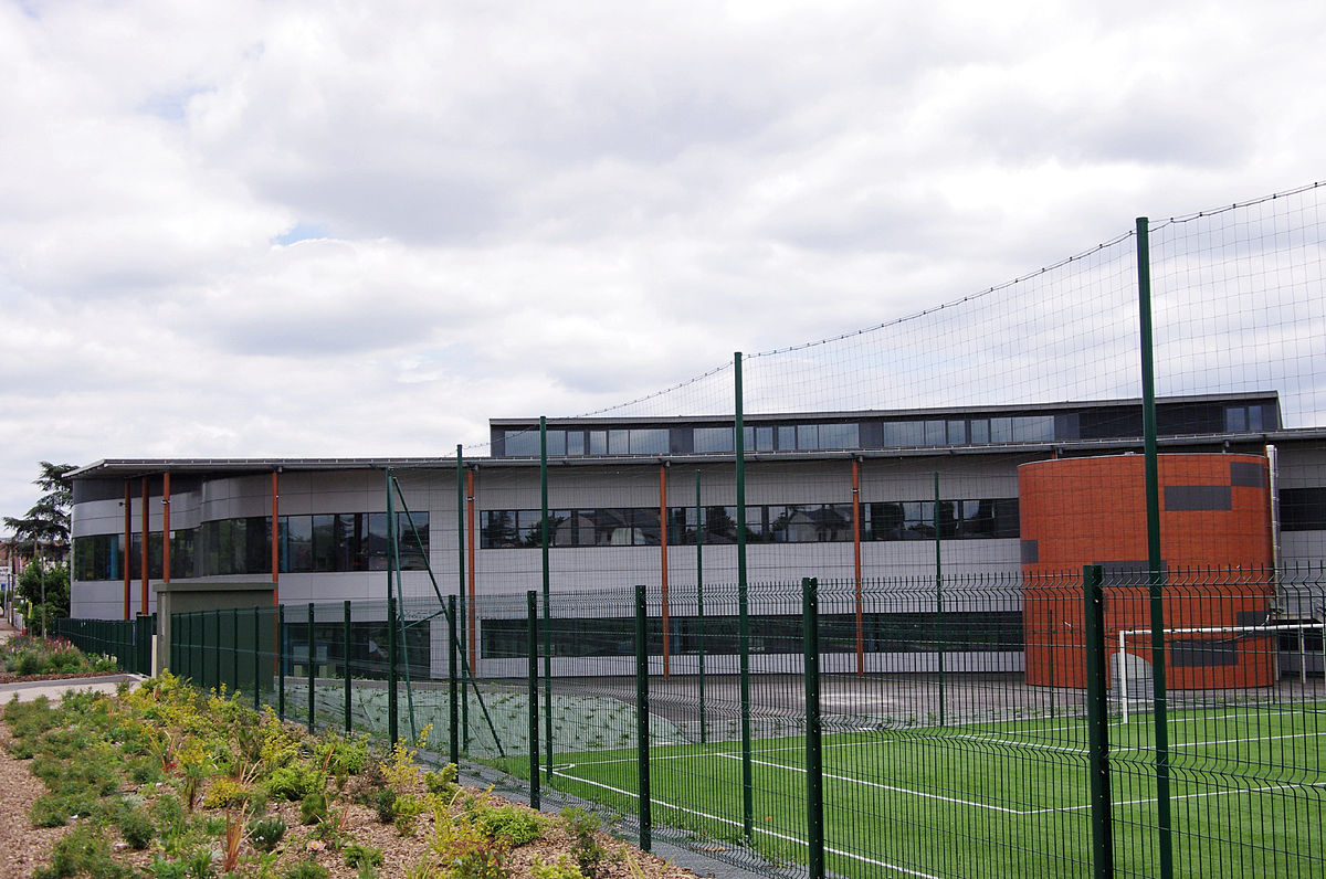 Saint-Jean-de-la-Ruelle lycée Maréchal Leclerc.jpg