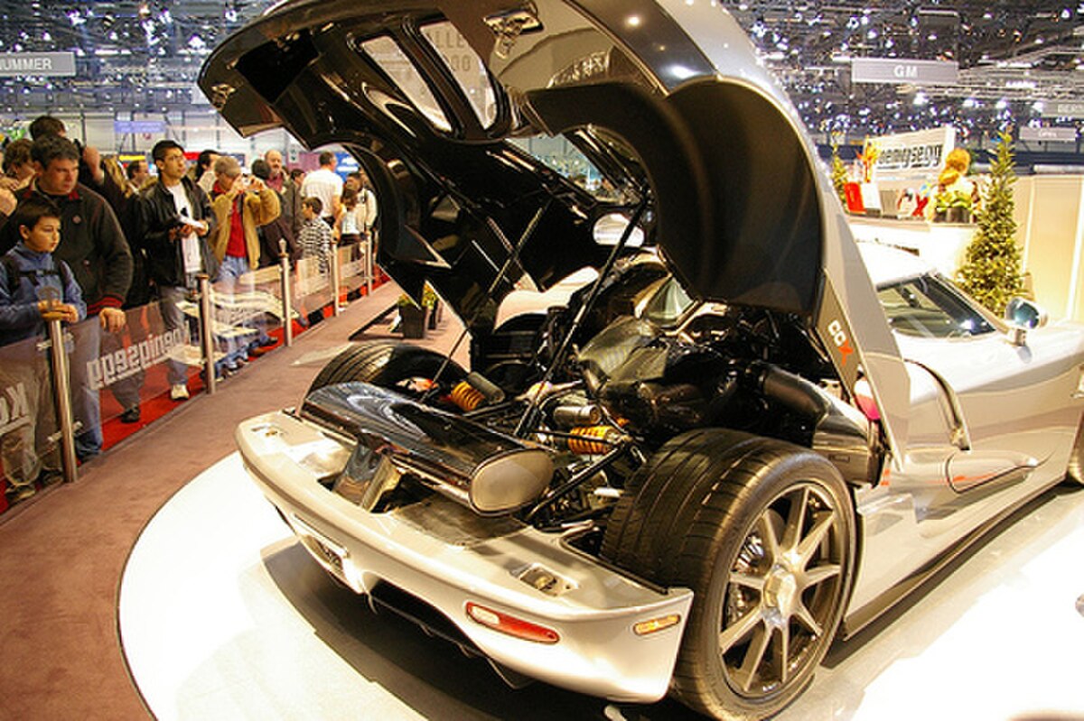 Coffre ouvert sur le moteur d'un modèle de sport, 2006.