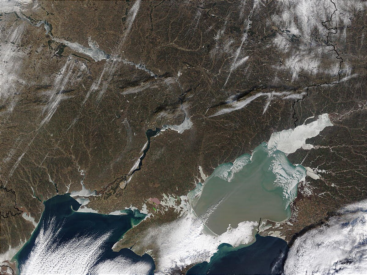 La faible profondeur de la mer d'Azov en clair se distingue de la plus profonde mer Noire.