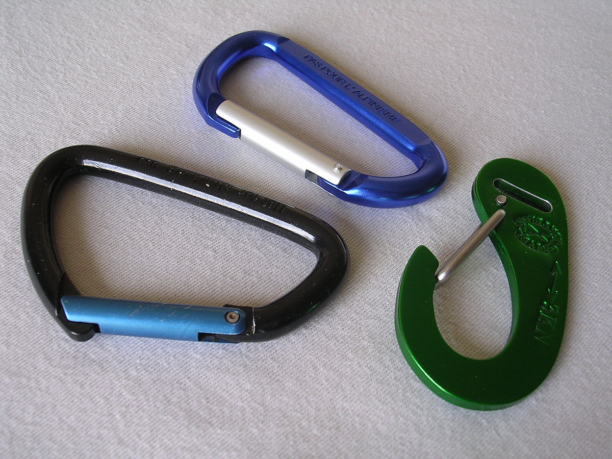 Mousquetons automatiques simples pour un usage limité (inutilisables en activité sportive).