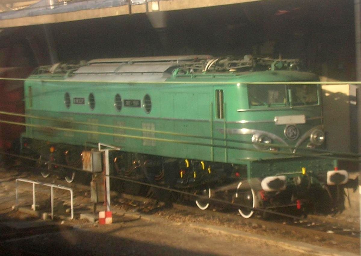 La 2D2 9135 en cours de restauration à proximité de la gare de Lyon.