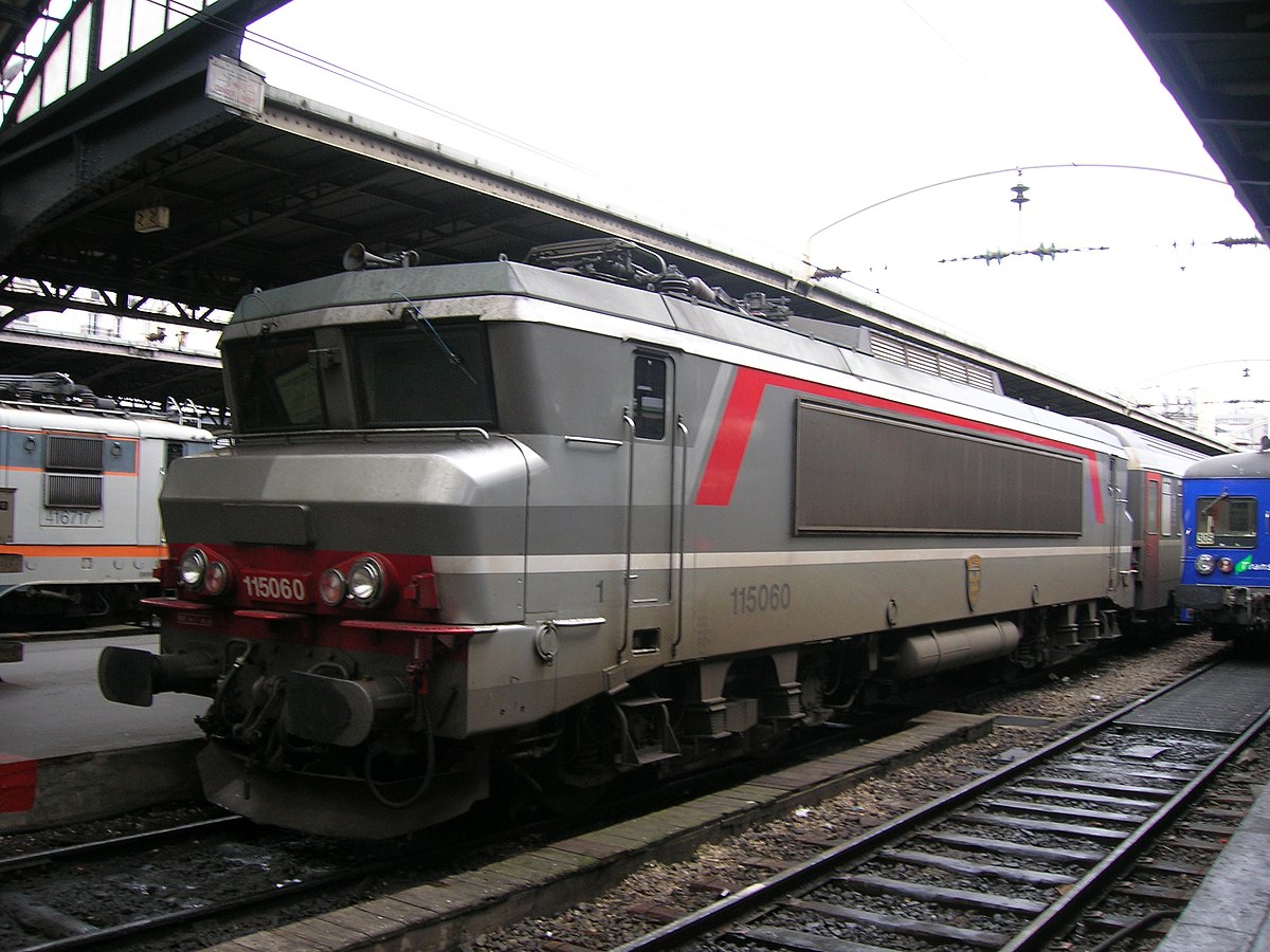 La BB 15060 en livrée « Multiservices » à Paris-Est (26/12/2005).