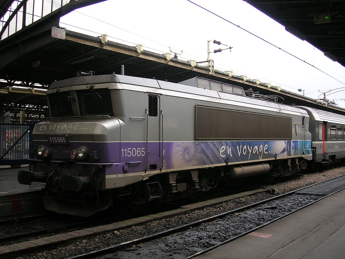 La BB 15065 en livrée « En voyage... » à Paris-Est (26/12/2005).