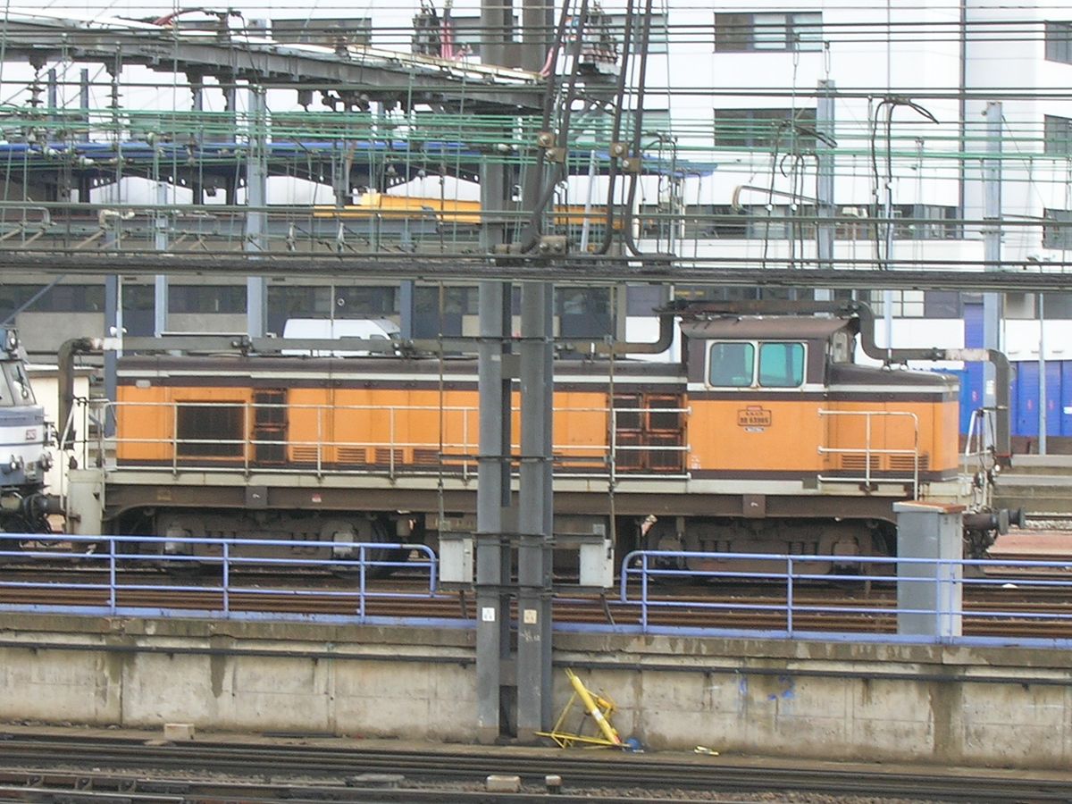 Une BB 63500, équipée d'un dispositif de récupération des gaz d'échappement pour travaux en tunnel, vue près de la Gare Montparnasse à Paris.