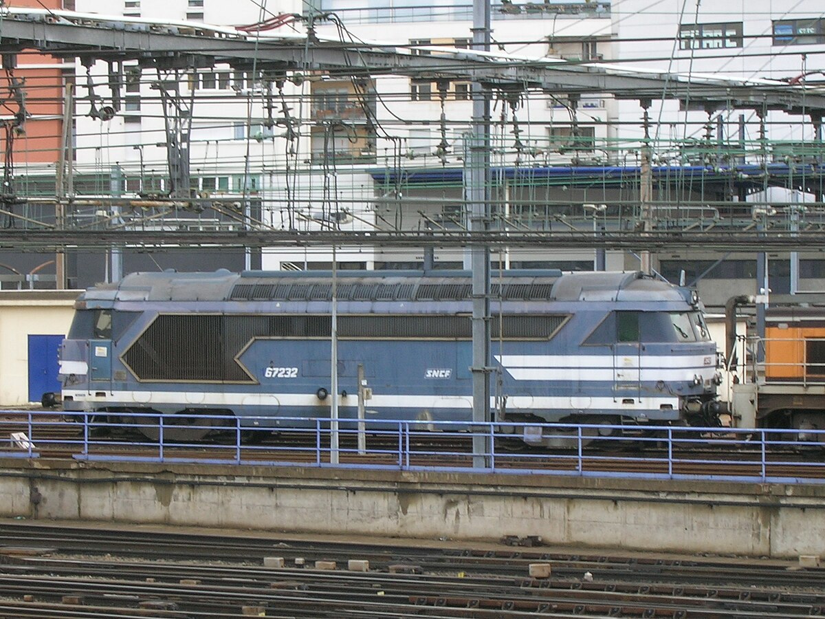 La BB 67232 garée près de Paris-Montparnasse, prête pour un éventuel secours sur la LGV Atlantique (24/03/2006)