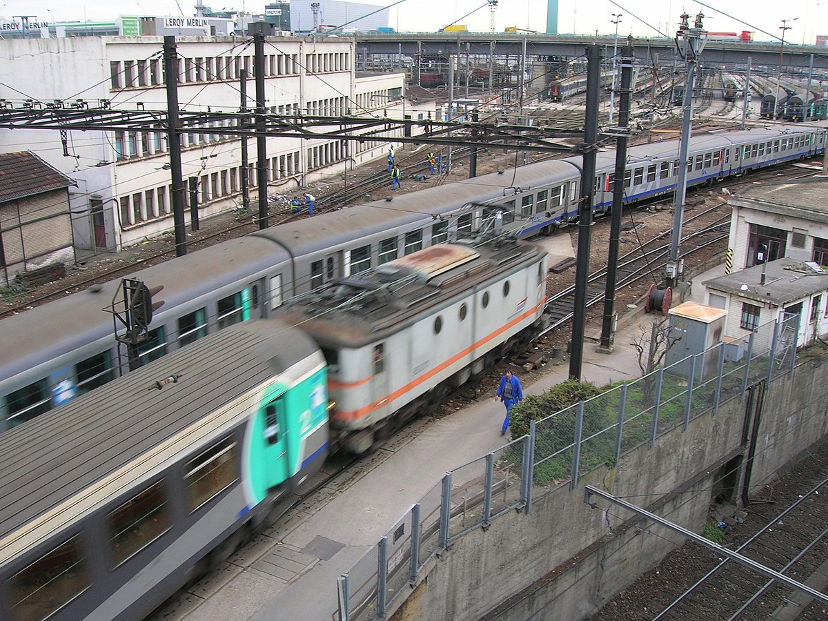 Boulevard Masséna, une BB 80000 refoule une rame voyageurs vers la gare d'Austerlitz