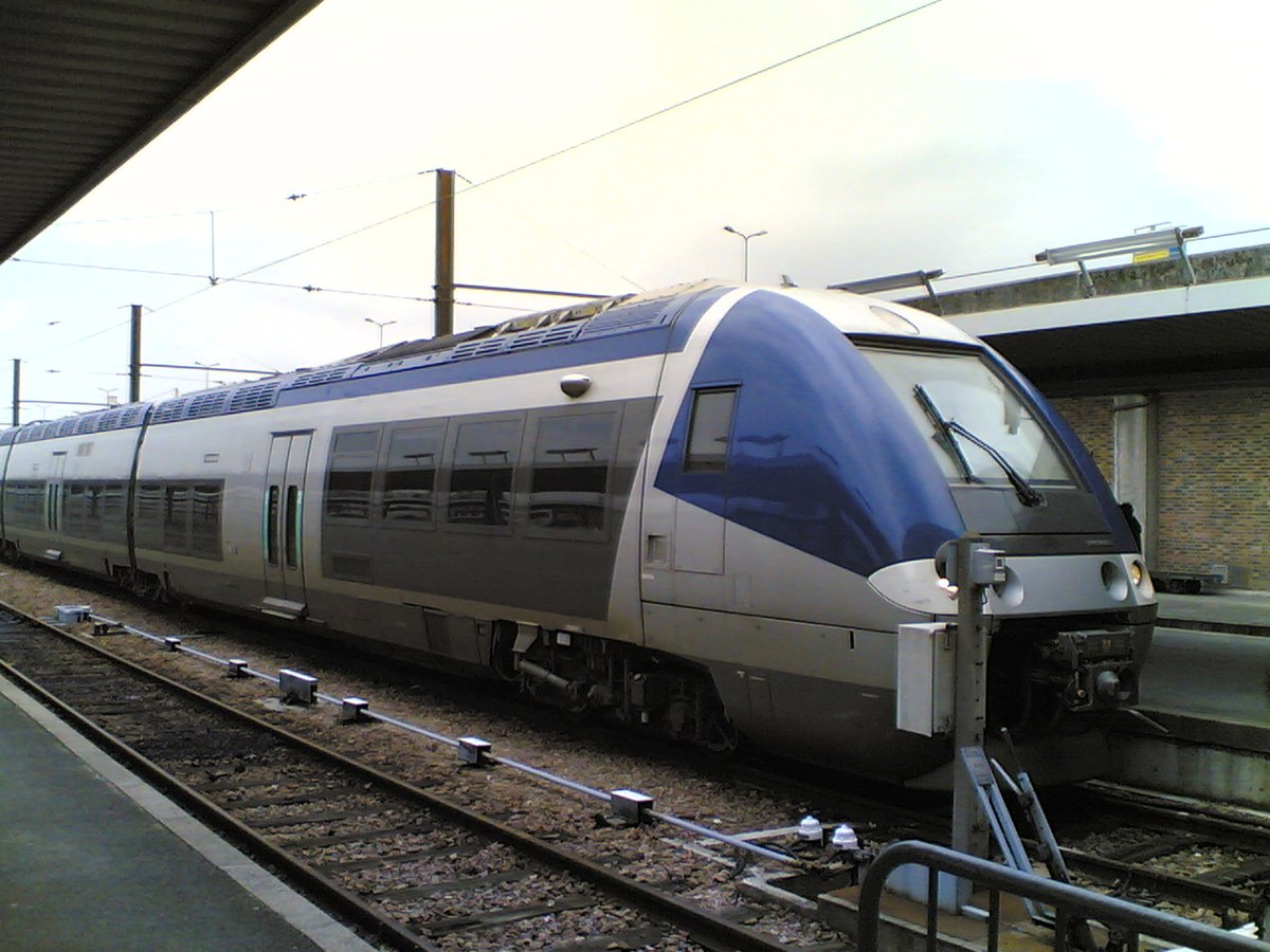 Un AGC bimode (BGC) entre en gare de Bercy à Paris (23/02/2006).