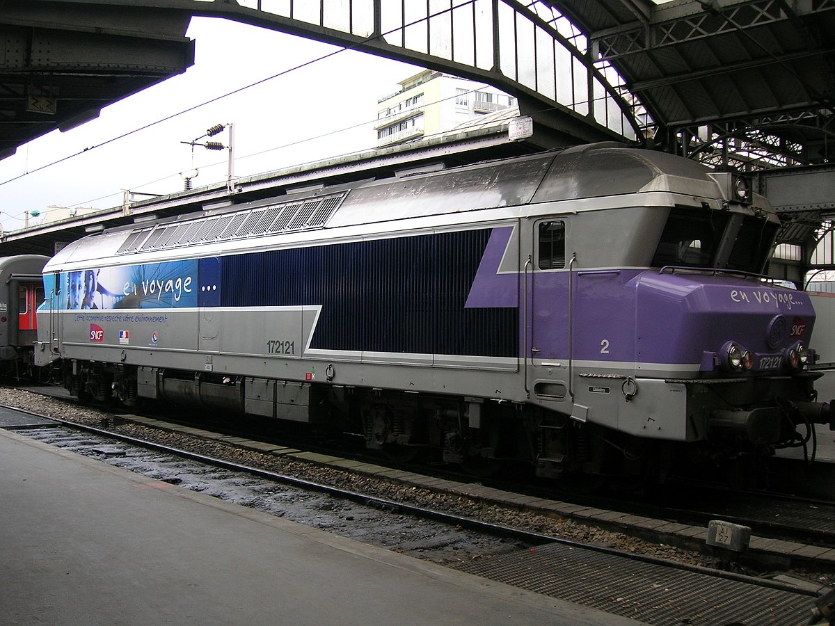La CC 72121 en livrée « En voyage... » à Paris-Est.