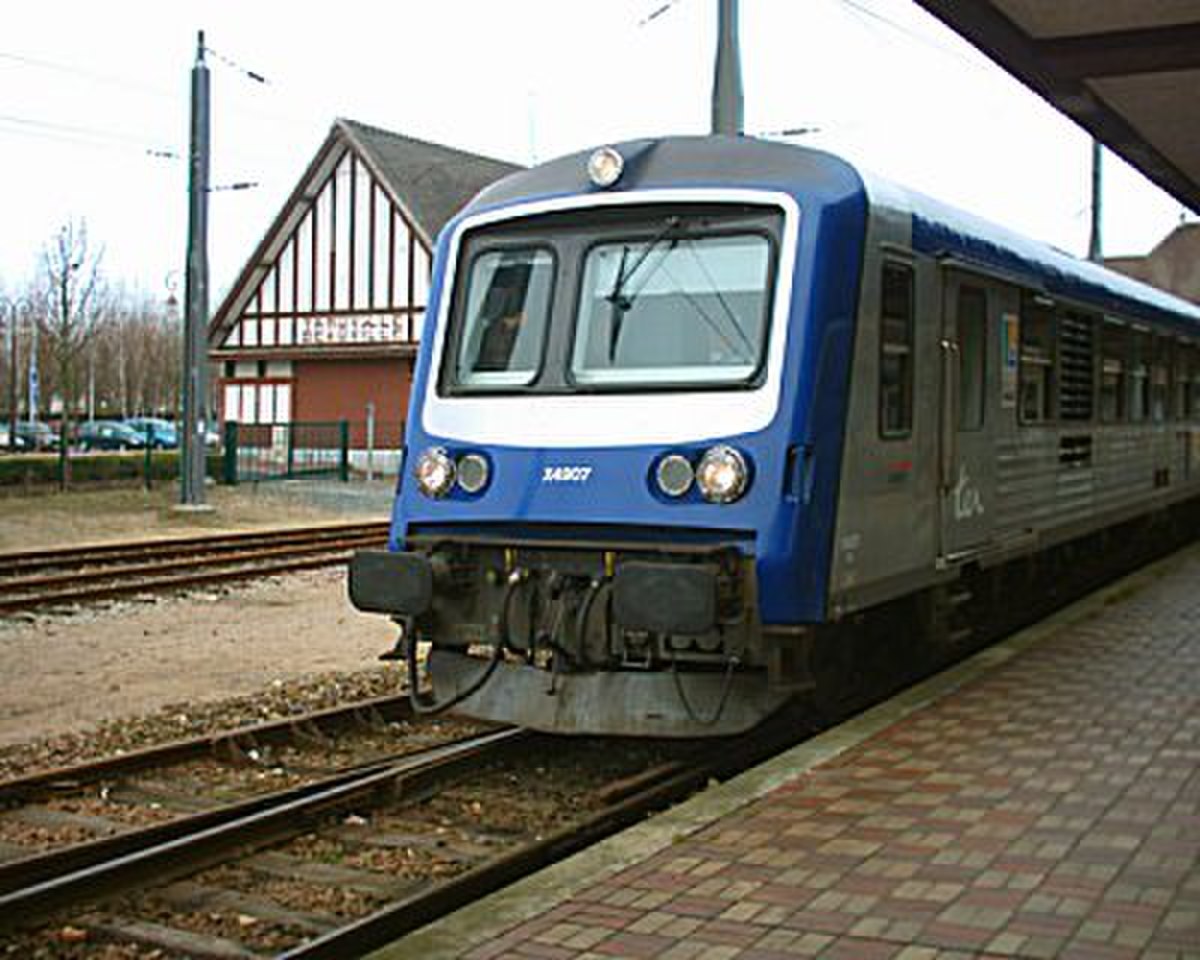 L'automoteur X 4907 rénové TER Haute-Normandie en Gare de Trouville-Deauville le 24 mars 2005.