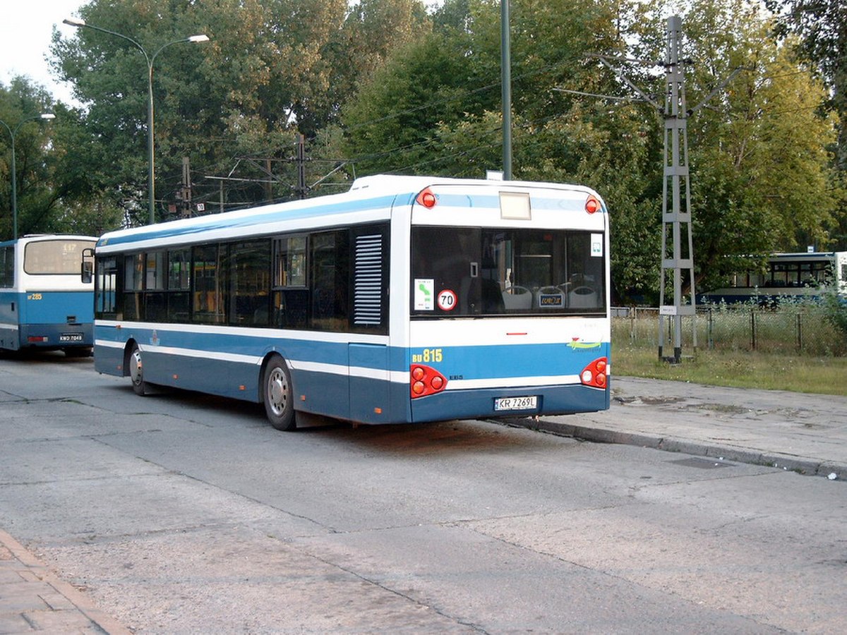 Solaris Urbino 12 à Cracovie, terminus Kombinat qui se trouve à côté de l'entrée principale à une énorme fonderie bâtie pendant l'époque du communisme.