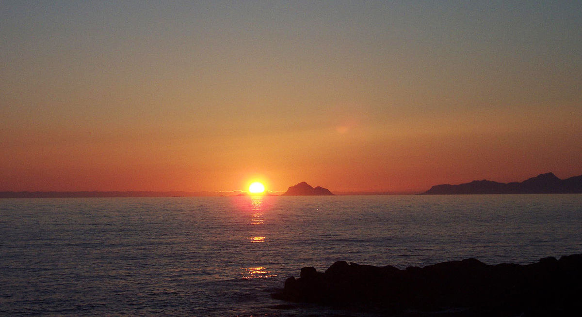 Soleil de minuit aux îles Lofoten, Norvège.
