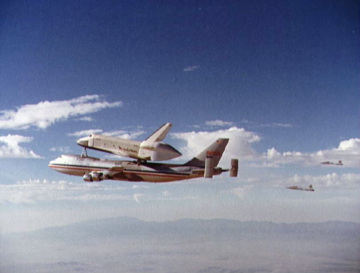 Test en vol de la navette Enterprise depuis un Boeing 747