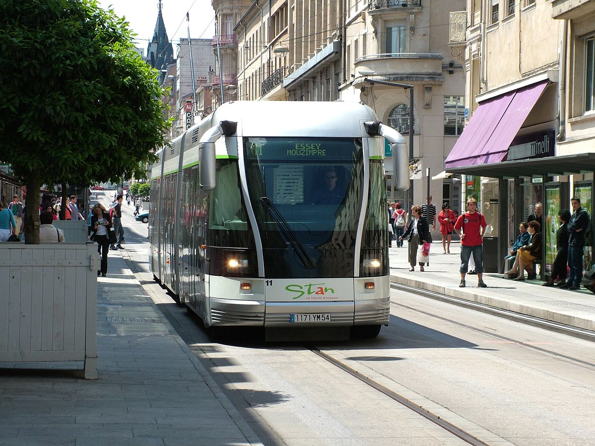 Le tramway de Nancy, en mode guidé et traction électrique (centre-ville).