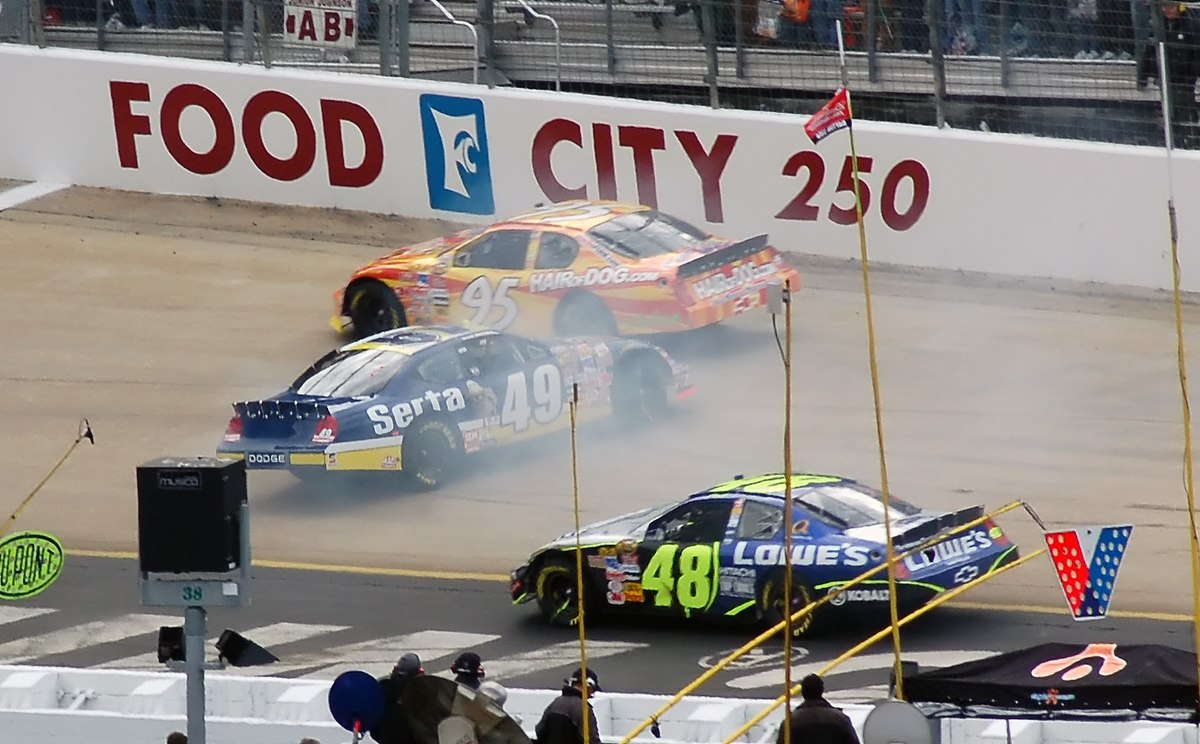 Brent Sherman (n°49), Jimmie Johnson (n°48) et Stanton Barrett (n°95) sur l'ovale de Bristol en 2006