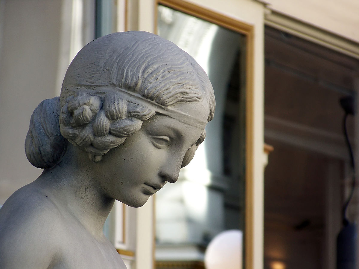 Statue passage Pommeraye.jpg