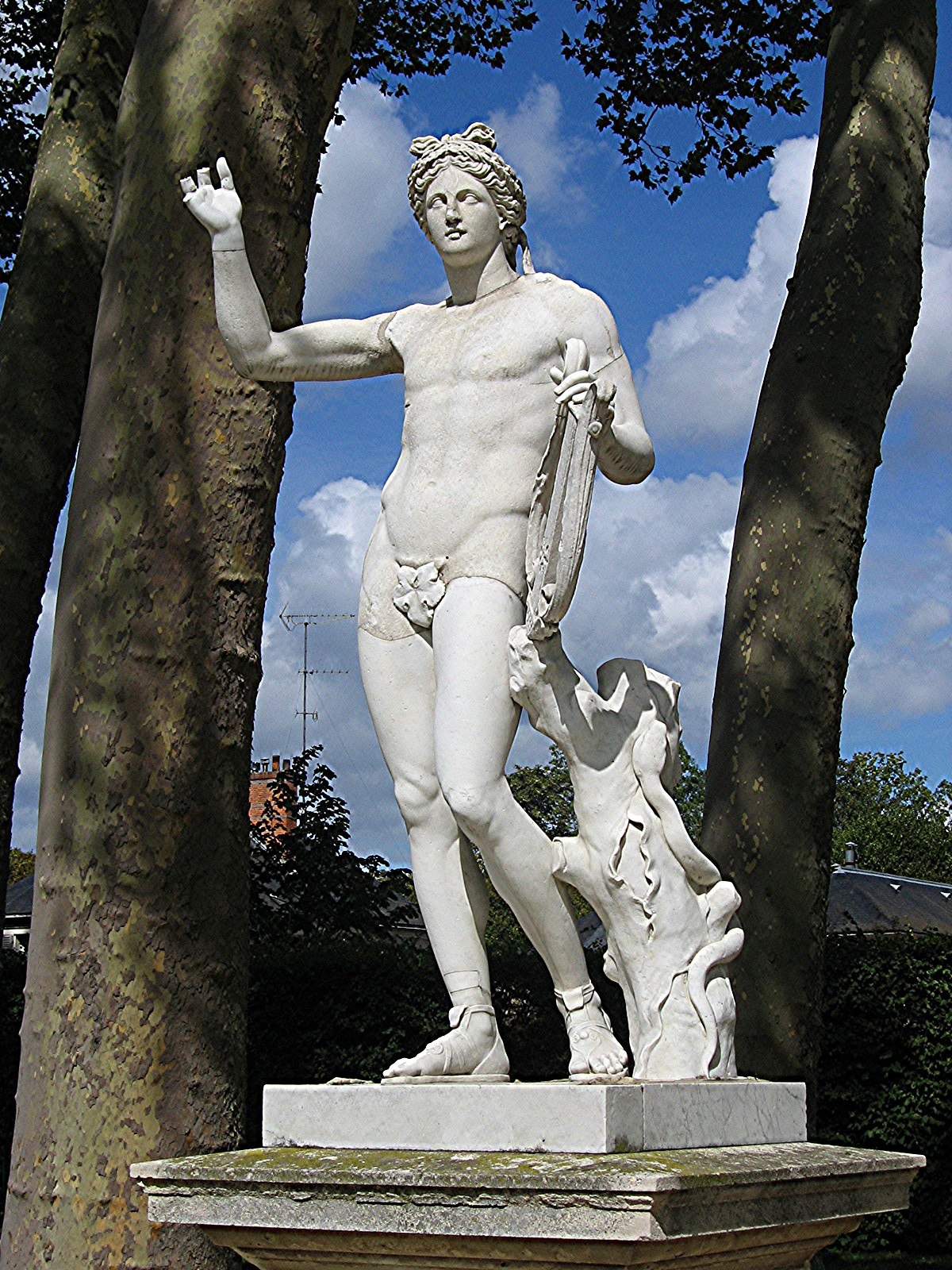 Statue d'Apollon dans les jardins de Versailles