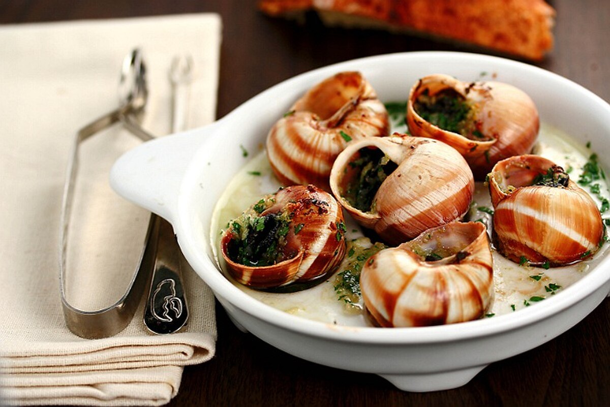 Des escargots cuits dans leur coquille remplie de persillade