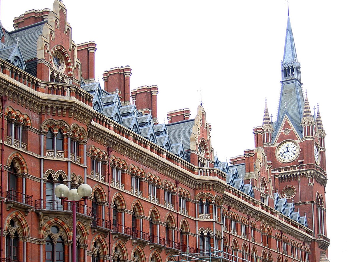 Exemple d'architecture victorienne de style néogothique à Londres, la gare de Saint-Pancras