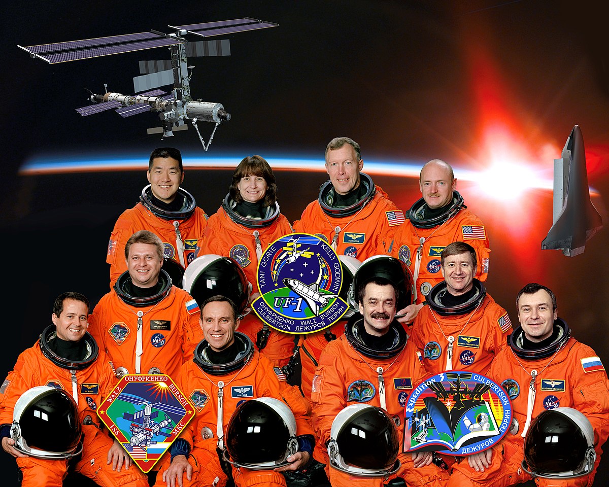 Equipage de la mission STS-108 avec les équipages des missions Expédition 3 et 4