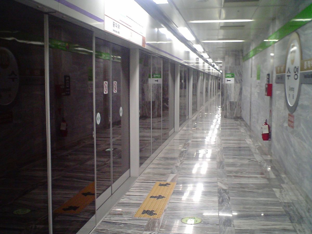 Portes palières sur la ligne 3 à la station Suyeong
