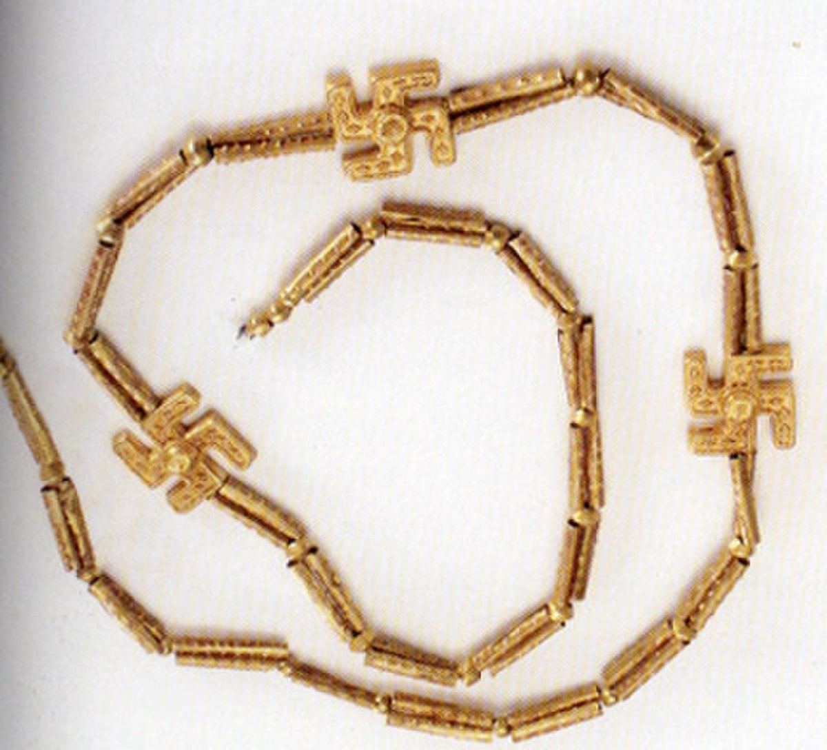 Collier décoré de svastikas ; fouilles de Kaluraz, Gilan, Iran, Ier millénaire av. J.-C. Musée national d'Iran